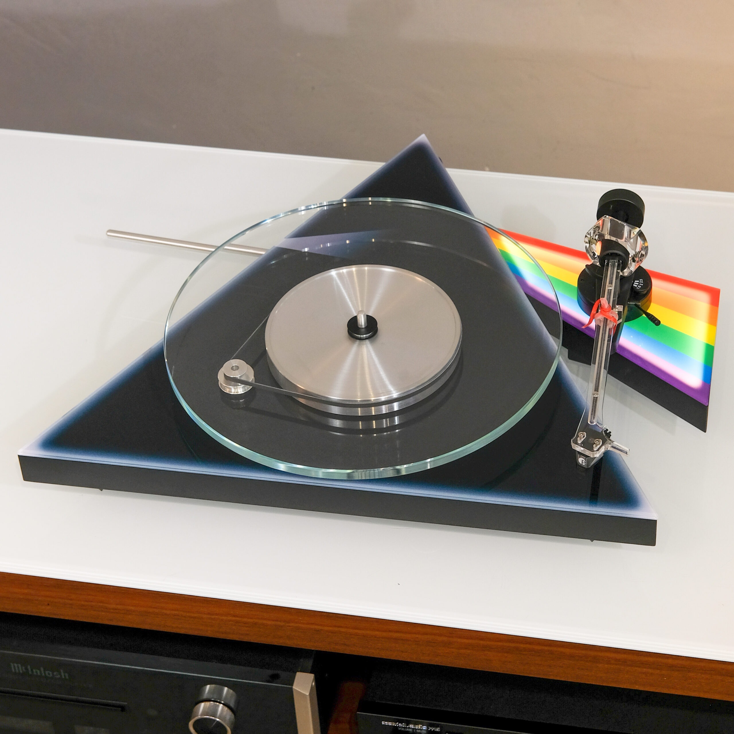 Pro-Ject-The-Dark-Side-of-the-Moon-Giradischi-Trazione-a-cinghia-Serie-Limited-Edition-2-scaled.jpg