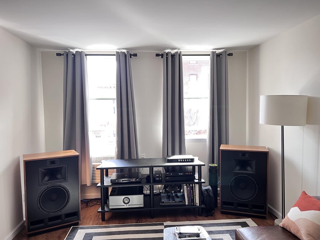 a-big-stereo-in-a-small-new-york-city-apartment-v0-kuzqw74qfwjb1.jpg