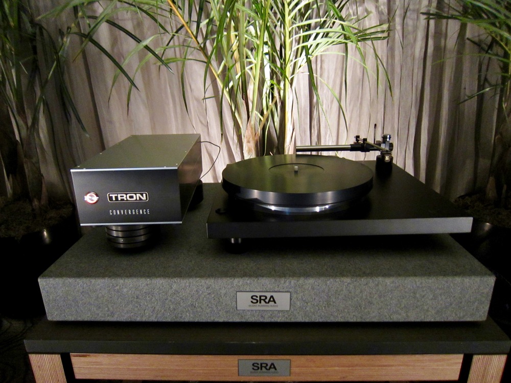 JH06Holbos%20amazing%20airbearing%20turntable%20system%20with%20linear%20tracking%20arm.jpg
