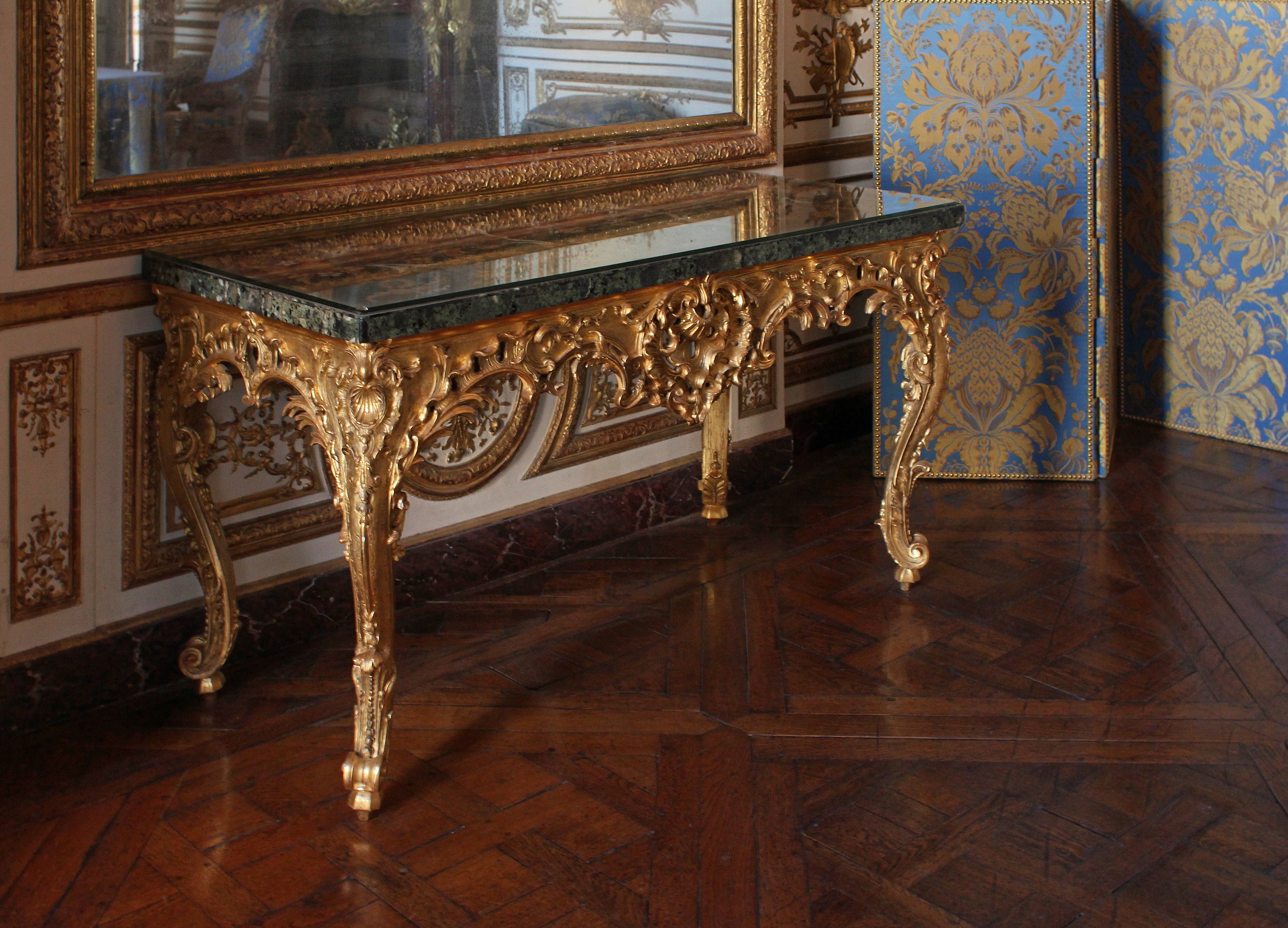2880px-Château_de_Versailles%2C_cabinet_du_Conseil%2C_table_console_rocaille%2C_recouverte_d’un_plateau_de_marqueterie_de_marbre.jpg