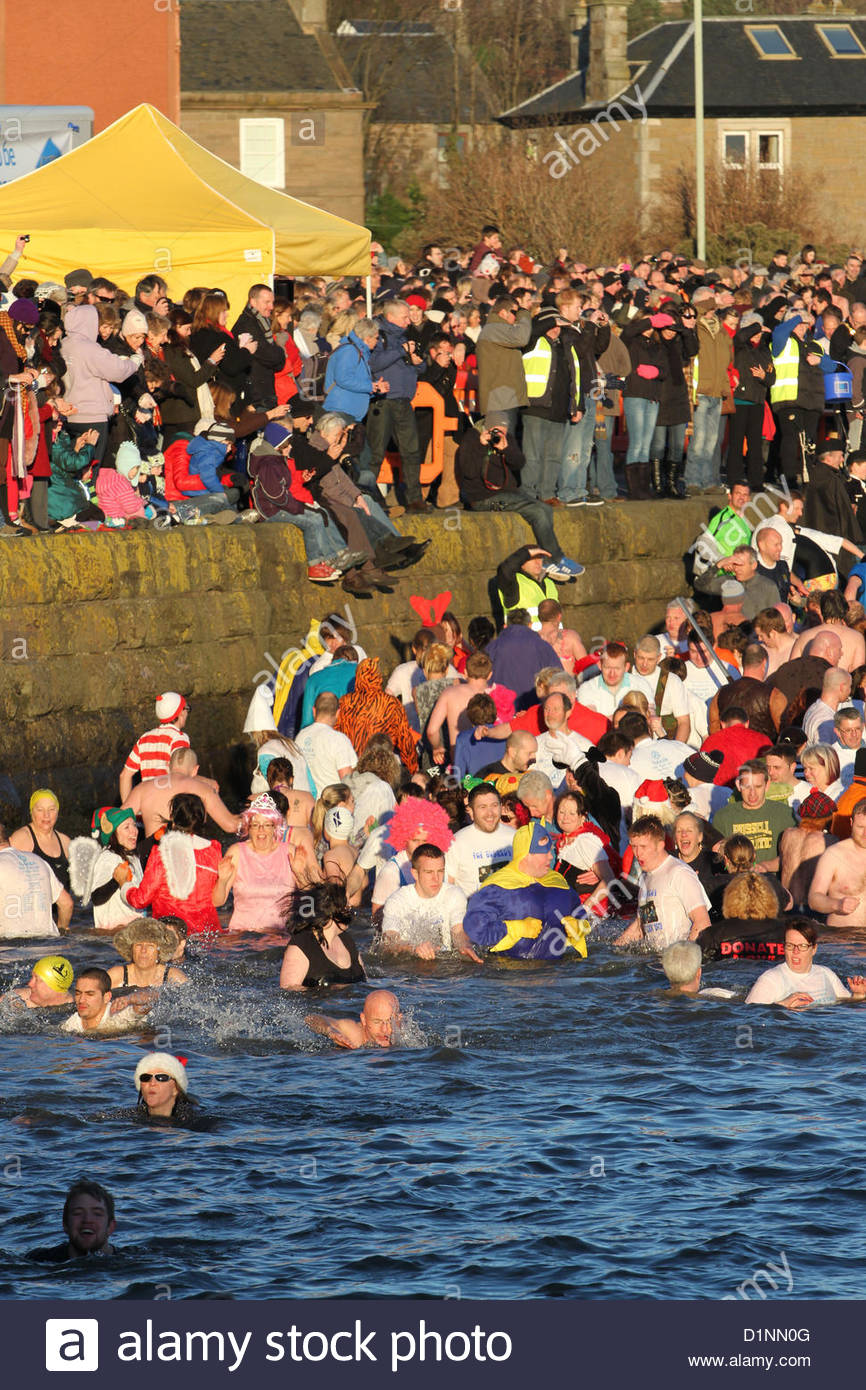 people-participating-in-the-new-year-day-dook-in-broughty-ferry-harbour-D1NN0G.jpg