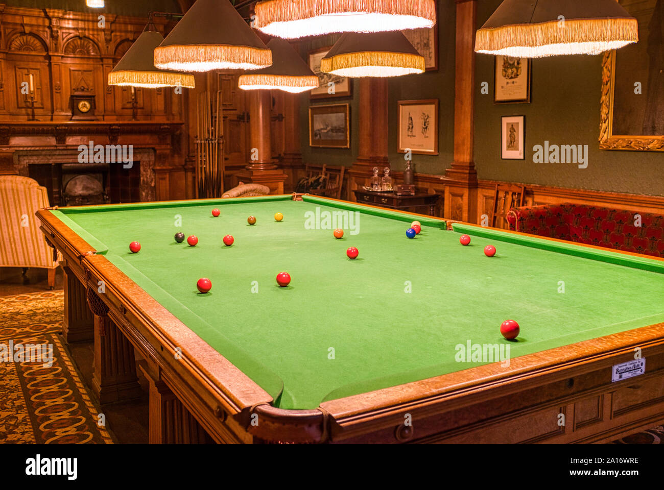 snooker-table-in-the-snooker-room-at-cragside-house-northumberland-uk-2A16WRE.jpg
