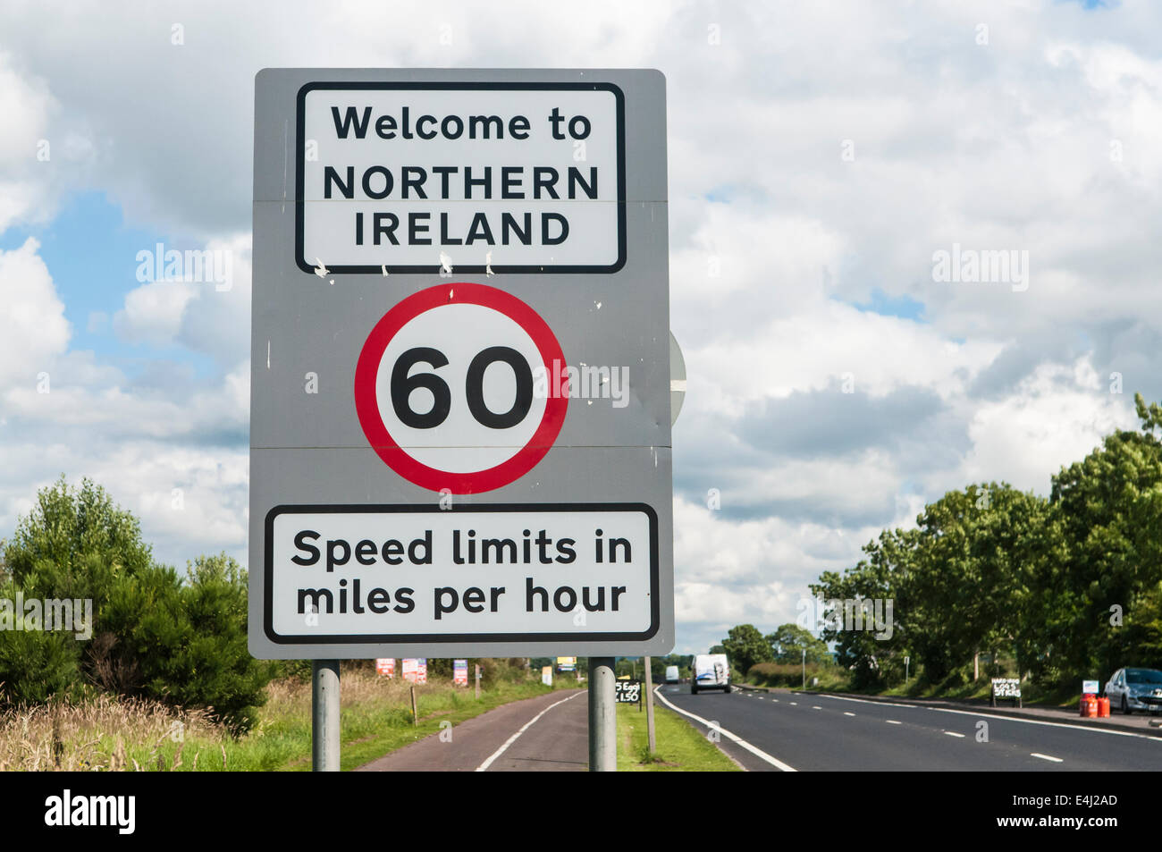 road-sign-at-the-northern-ireland-border-with-the-irish-republic-welcoming-E4J2AD.jpg