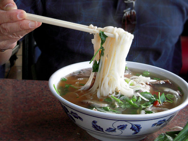 how-to-eat-pho.jpg