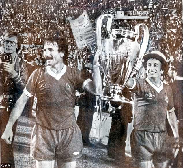 4CA1A41C00000578-5772791-Tommy_Smith_and_Ian_Callaghan_after_winning_the_European_Cup_in_-a-36_1527274738473.jpg