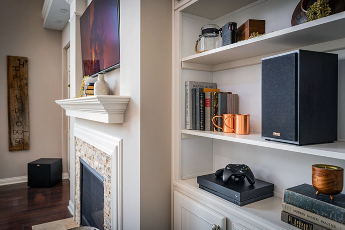 bookshelf-speaker-on-shelf.jpg